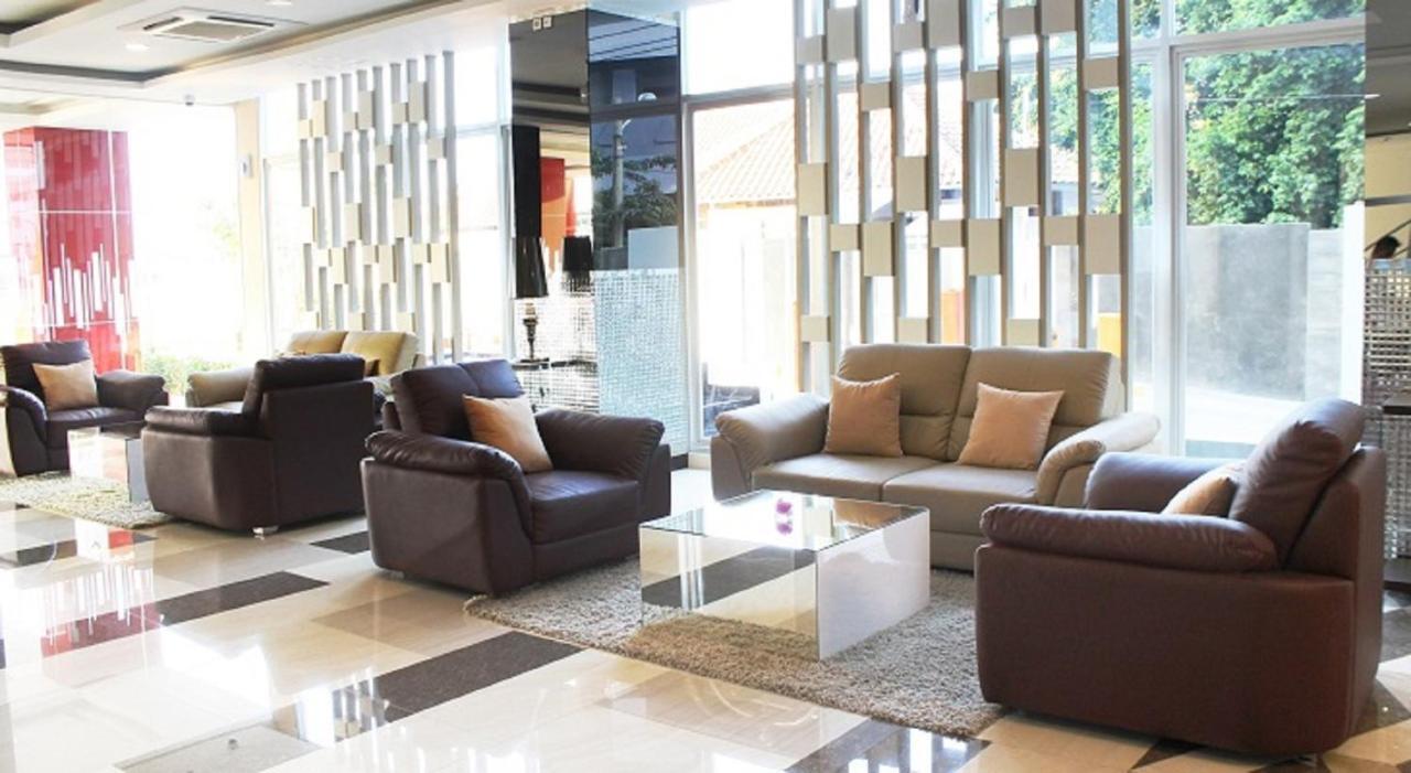 Hotel Gunawangsa Merr Surabaya Buitenkant foto