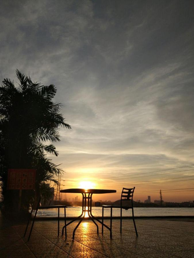 Hotel Gunawangsa Merr Surabaya Buitenkant foto
